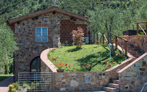 Il Podere: Parete, Architettura, Arbusto, Casa, Brick, Casa, Villetta, Porta, Giardino, Estate