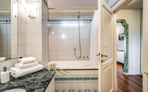 Villa la Brezza: Bagno, Interior Design, Idraulico Fixture, Pavimentazione, Pavimento, Rubinetto, Idraulico, Lavandino Del Bagno, Vasca Da Bagno, Soffitto