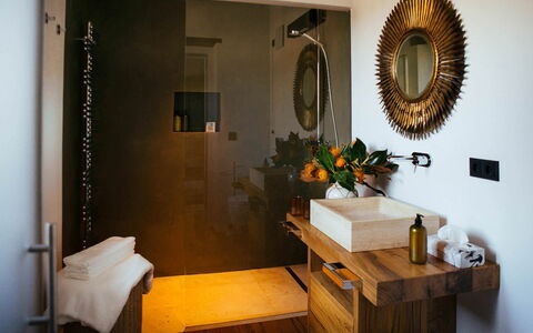 Villa Torre del Chianti: Interior Design, Lavandino Del Bagno, Legna, Idraulico Fixture, Bagno, Pavimentazione, Illuminazione, Rubinetto, Pavimento, Idraulico