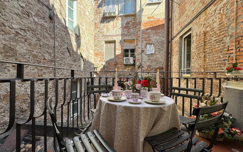 Casa Anna 13: Vaso Di Fiori, Brick, Pianta Della Casa, Balcone, Tavolo Esterno, Sedia, Mobili Da Esterno, Corrimano, Colonna, Terrazza