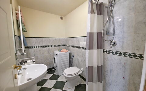 Appartamento Botrici: Toilet Seat, Gabinetto, Idraulico Fixture, Pavimentazione, Bagno, Pavimento, Interior Design, Idraulico, Lavello, Piastrella