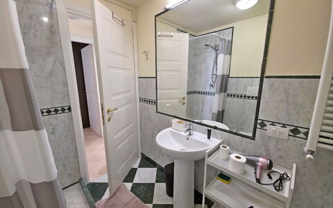 Appartamento Botrici: Pavimentazione, Pavimento, Interior Design, Camera, Idraulico Fixture, Idraulico, Gabinetto, Piastrella, Appartamento