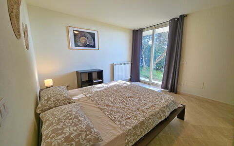 Appartamento Botrici: Letto, Interior Design, Camera Da Letto, Pavimento, Pavimentazione, Mobilia, Parete, Lenzuolo, Bedding, Legna