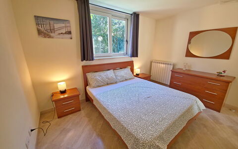 Appartamento Botrici: Letto, Camera Da Letto, Mobilia, Legna, Lenzuolo, Bedding, Pavimentazione, Pavimento, Interior Design, Camera