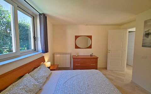 Appartamento Botrici: Letto, Mobilia, Interior Design, Camera Da Letto, Legna, Pavimentazione, Pavimento, Soffitto, Camera, Lenzuolo