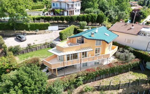 Appartamento Botrici: Costruzione, Zona Residenziale, Casa, Casa, Tetto, Arbusto, Insediamento Umano, Villetta, Estate, Balcone