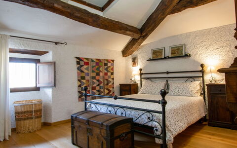 Torre: Mobilia, Interior Design, Parete, Camera Da Letto, Letto, Legna, Soffitto, Pavimentazione, Pavimento, Camera