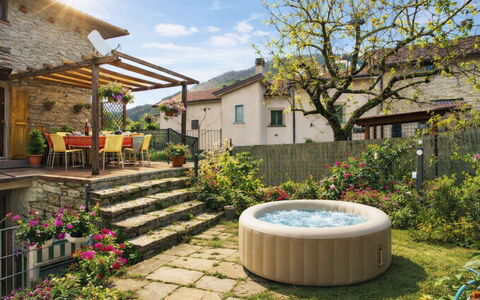 Torre: Giardino, Piscina, Vaso Di Fiori, Backyard, Mobili Da Esterno, Eco Hotel, Ricorrere, Landscaping, Giochi D'Acqua