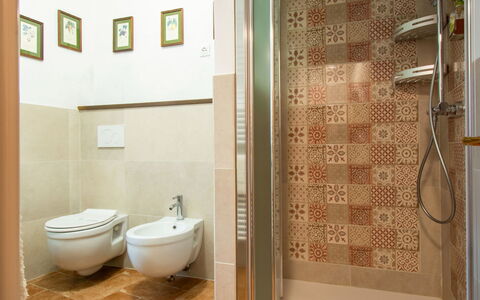 Torre: Bagno, Toilet Seat, Pavimentazione, Idraulico Fixture, Pavimento, Gabinetto, Interior Design, Lavandino Del Bagno, Lavello, Rubinetto
