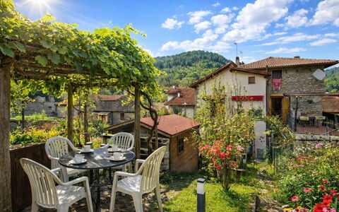 Torre: Casa, Area Rurale, Villetta, Villaggio, Primavera, Cortile, Paesino Di Montagna, Pianta Della Casa, Balcone