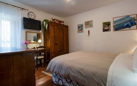 Torre: Mobilia, Letto, Interior Design, Camera Da Letto, Parete, Lenzuolo, Bedding, Legna, Camera, Biancheria