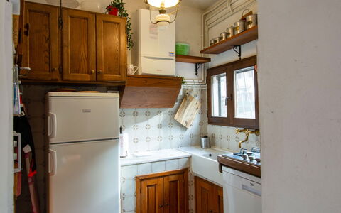 Torre: Elettrodomestico Da Cucina, Cucina, Apparecchio Major, Legna, Cabinetry, Controsoffitto, Mobilia, Pavimentazione, Interior Design, Frigorifero