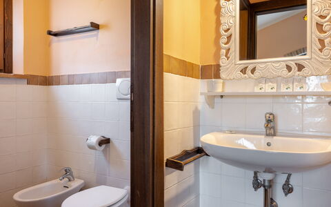 Il Giuncheto, Pool, Amazing View, Umbrian Countrys: Idraulico Fixture, Legna, Interior Design, Bagno, Pavimentazione, Lavandino Del Bagno, Pavimento, Lavello, Rubinetto, Idraulico