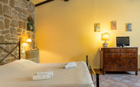 Il Giuncheto Apartments, Pool, Umbrian Countryside: Mobilia, Parete, Interior Design, Pavimentazione, Soffitto, Pavimento, Camera, Casa, Letto, Camera Da Letto