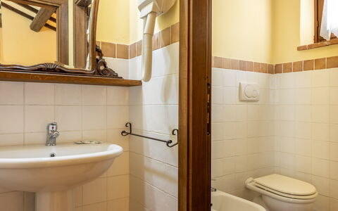 Il Giuncheto Apartments, Pool, Umbrian Countryside: Legna, Pavimentazione, Interior Design, Pavimento, Idraulico Fixture, Bagno, Lavandino Del Bagno, Idraulico, Camera, Rubinetto