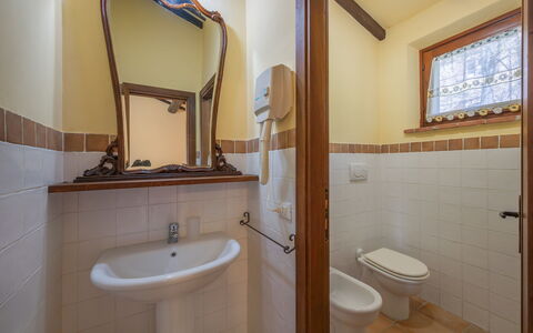 Il Giuncheto Apartments, Pool, Umbrian Countryside: Idraulico Fixture, Legna, Interior Design, Bagno, Pavimentazione, Pavimento, Lavandino Del Bagno, Idraulico, Rubinetto, Camera