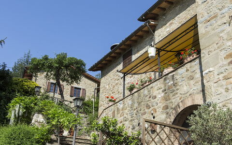 Villa Essiccatoio: Parete, Vaso Di Fiori, Muro ​​Di Pietra, Flagstone, Pianta Della Casa, Cobblestone, Brick, Driveway, Le Scale, Balcone