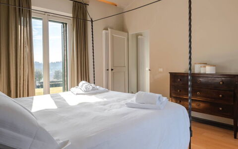 Loft Borgo Syrah: Letto, Mobilia, Camera Da Letto, Interior Design, Legna, Bedding, Lenzuolo, Tessile, Biancheria, Pavimento