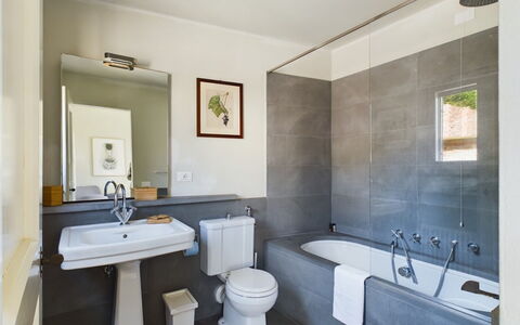Loft Borgo Syrah: Bagno, Idraulico Fixture, Pavimentazione, Interior Design, Vasca Da Bagno, Pavimento, Rubinetto, Gabinetto, Lavello, Idraulico
