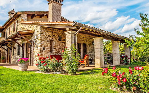 Agriturismo Belvedere delle Crete: Home, House, Residential Area, Cottage, Farmhouse, Roof, Garden, Estate, Lawn, Landscaping