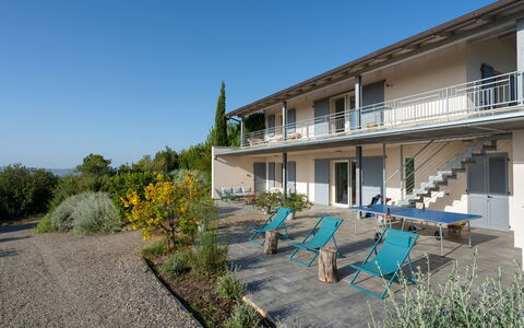 Villa Ombrone: Arbusto, Balcone, Portico, Estate, Shade, Villa, Cortile, Landscaping, Agriturismo, Mobili Da Esterno