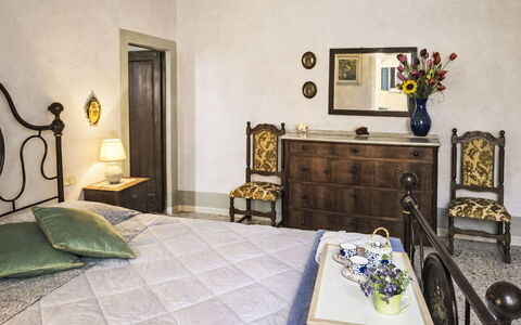 Casa Beppina Cortona: Mobilia, Camera Da Letto, Interior Design, Letto, Pavimentazione, Pavimento, Camera, Cornice, Lenzuolo, Comodino