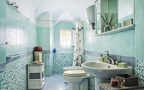 Casa Beppina Cortona: Blu, Idraulico Fixture, Interior Design, Pavimentazione, Bagno, Piastrella, Pavimento, Rubinetto, Porcellana, Lavello