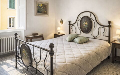 Casa Beppina Cortona: Letto, Camera Da Letto, Interior Design, Mobilia, Pavimentazione, Bedding, Pavimento, Telaio Del Letto, Lenzuolo, Camera
