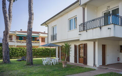 Grande Appartamento: Residential Area, House, Home, Balcony, Estate, Porch, Shade, Hacienda, Villa, Yard