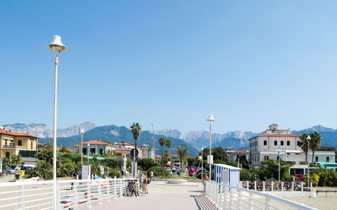 Grande Appartamento: Sky, Public Space, Street Light, Pole, Walkway, Thoroughfare, Sidewalk, Boardwalk, Fence