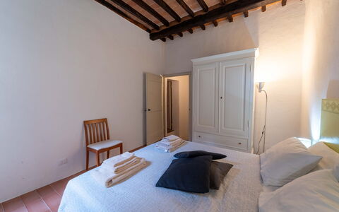 Le Loggine del Pignatello Apartment, Siena City: Letto, Camera Da Letto, Parete, Pavimento, Pavimentazione, Interior Design, Legna, Lenzuolo, Soffitto, Mobilia