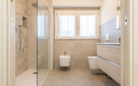 Rose Adriano Home: Bagno, Pavimentazione, Pavimento, Idraulico Fixture, Interior Design, Parete, Gabinetto, Idraulico, Lavello, Rubinetto