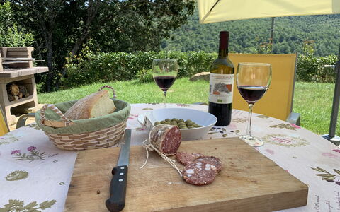 Casa Chimera: Cibo, Tavola, Ingrediente, Tavolo, Bottiglia, Bicchieri, Serveware