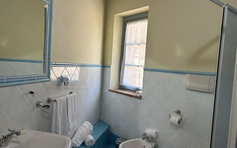 Casa Stella Serena, Casole D'Elsa, Pool: Lavandino Del Bagno, Interior Design, Pavimentazione, Idraulico Fixture, Bagno, Pavimento, Mobilia, Lavello, Rubinetto, Idraulico
