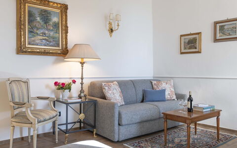 Maison D'Alice: Mobilia, Interior Design, Divano, Soggiorno, Camera, Pavimentazione, Cornice, Tavolo, Tessile, Pavimento