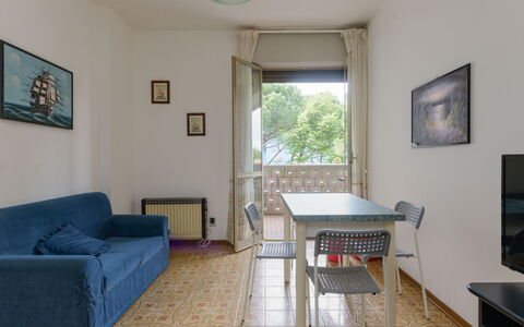 Lago di Bracciano: Apartment, Balcony, Coast, Condominium, Seaside Resort, Resort, Fence, Resort Town, Hotel, Handrail