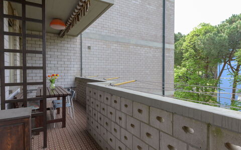 Lago di Bracciano: Apartment, Balcony, Coast, Condominium, Seaside Resort, Resort, Fence, Resort Town, Hotel, Handrail