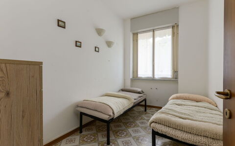 Lago di Bracciano: Apartment, Balcony, Coast, Condominium, Seaside Resort, Resort, Fence, Resort Town, Hotel, Handrail
