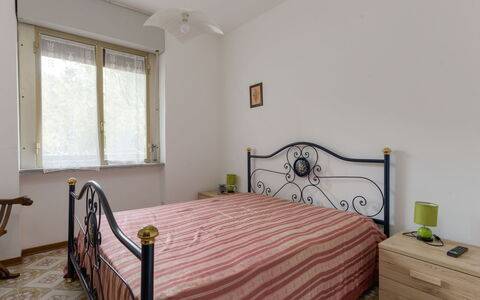 Lago di Bracciano: Apartment, Balcony, Coast, Condominium, Seaside Resort, Resort, Fence, Resort Town, Hotel, Handrail