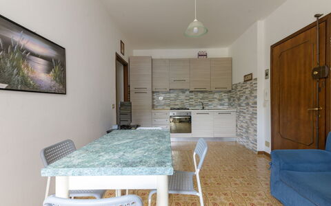 Lago di Bracciano: Apartment, Balcony, Coast, Condominium, Seaside Resort, Resort, Fence, Resort Town, Hotel, Handrail