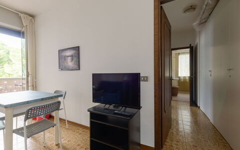 Lago di Bracciano: Apartment, Balcony, Coast, Condominium, Seaside Resort, Resort, Fence, Resort Town, Hotel, Handrail