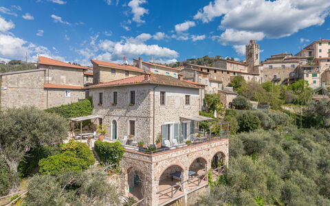 Casa Frantoio di Mommio: Mountainous Landforms, Hill, Mountain, Landscape, Highland, Hill Station, Slope, Mountain Range, Valley, Chaparral