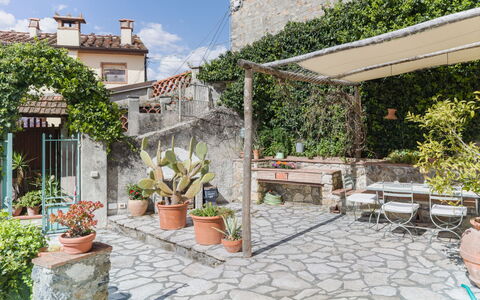 Casa Frantoio di Mommio: Mountainous Landforms, Hill, Mountain, Landscape, Highland, Hill Station, Slope, Mountain Range, Valley, Chaparral