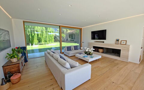 Villa Elena: Pavimentazione, Legna, Interior Design, Pavimento, Divano, Mobilia, Soggiorno, Soffitto, Pavimento In Legno