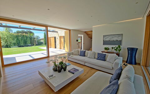Villa Elena: Interior Design, Pavimentazione, Pavimento, Mobilia, Divano, Legna, Soggiorno, Casa, Soffitto, Pavimento In Legno