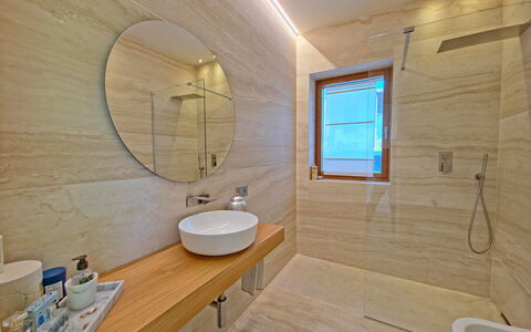 Villa Elena: Pavimentazione, Pavimento, Interior Design, Legna, Idraulico Fixture, Soffitto, Bagno, Illuminazione, Idraulico, Rubinetto