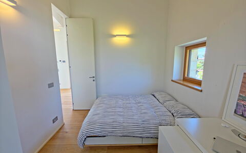Villa Elena: Interior Design, Parete, Camera Da Letto, Pavimentazione, Legna, Letto, Pavimento, Soffitto, Camera, Illuminazione