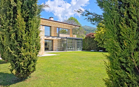 Villa Elena: Arbusto, Casa, Giardino, Prato, Estate, Landscaping, Shade, Cortile, Villa