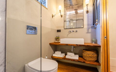 Casa Ivan: Bagno, Idraulico Fixture, Interior Design, Pavimentazione, Lavandino Del Bagno, Lavello, Pavimento, Specchio, Rubinetto, Gabinetto