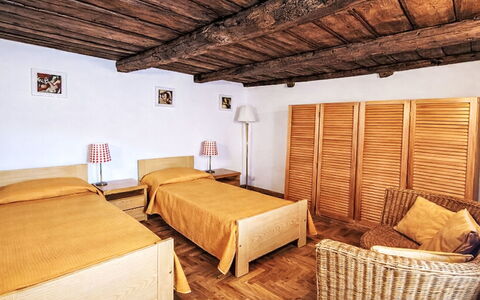 La Casa di Fiore: Letto, Camera Da Letto, Mobilia, Bedding, Interior Design, Lenzuolo, Parete, Pavimento, Legna, Pavimentazione
